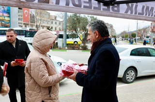 Gemlik Belediyesi’nden Türk Bayrağı Dağıtımı